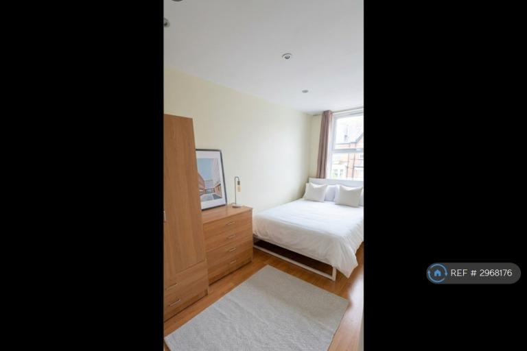 2 bedroom flat in Bournevale Road, London, SW16 (2 bed) (#2968176)