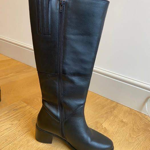 Black Leather Woman's / Ladies boots size 5 - Excellent