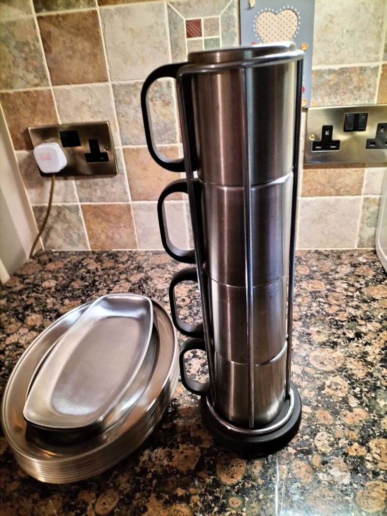 Stainless steel mugs and oval dishes 