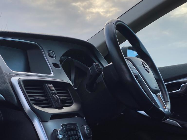 2018 Volvo V40 T3 [152] Inscription 5dr - Sat Nav &amp; Rear Camera &amp; Heated Seats HATCHBACK ...