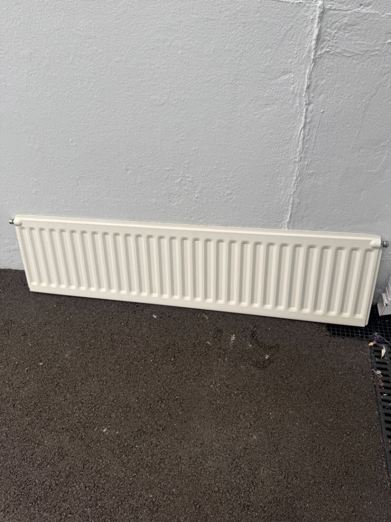 White Radiator – Good Condition, Standard Size