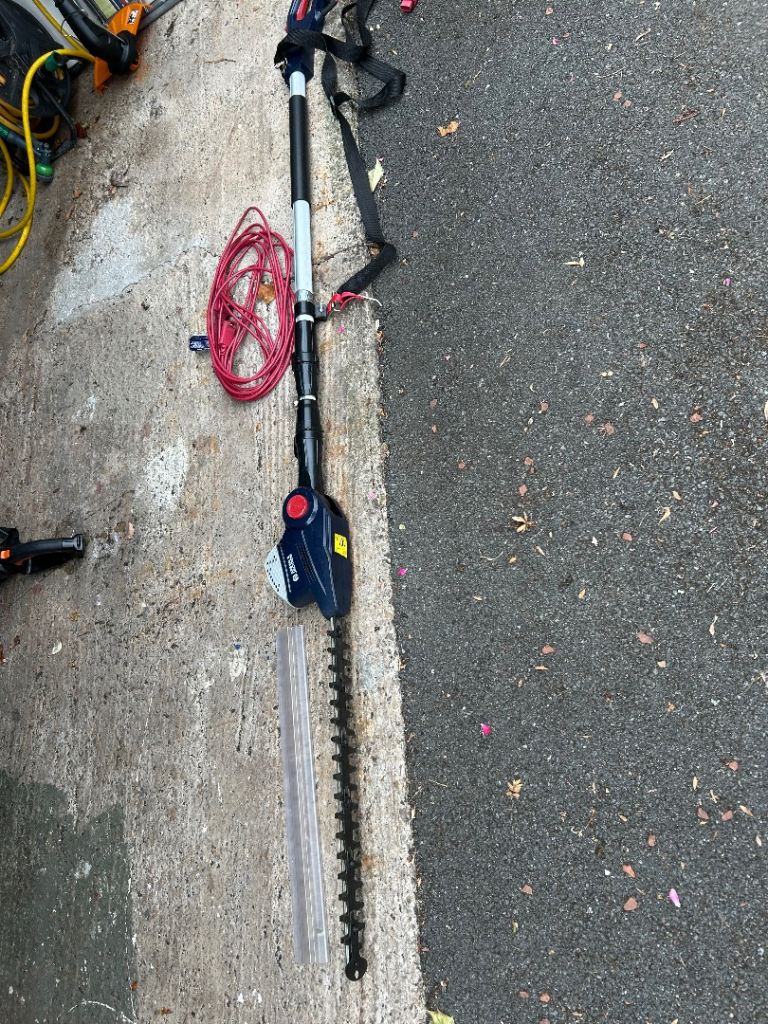 Telescopic Electric Hedge Trimmer – Good Condition