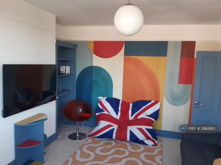 2 bedroom flat in Studland Road, London, W7 (2 bed) (#2962913)