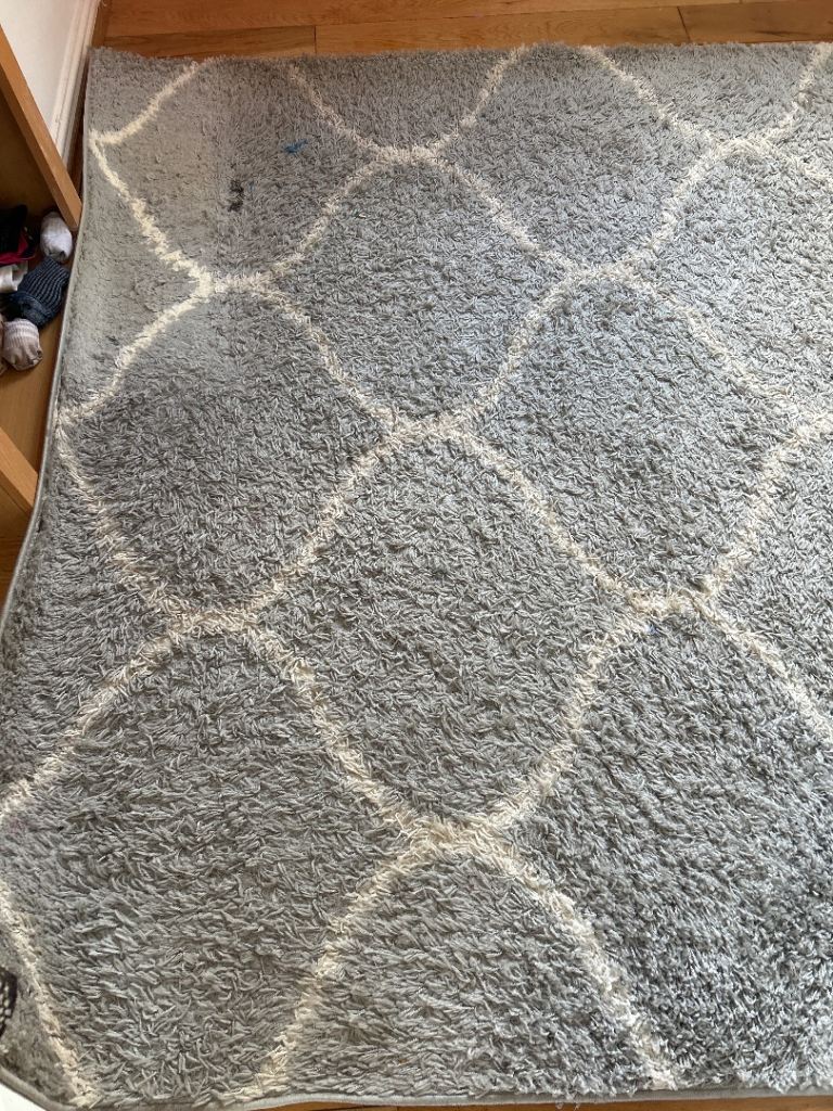Large Grey Shaggy Rug with Diamond Pattern – Good Condition