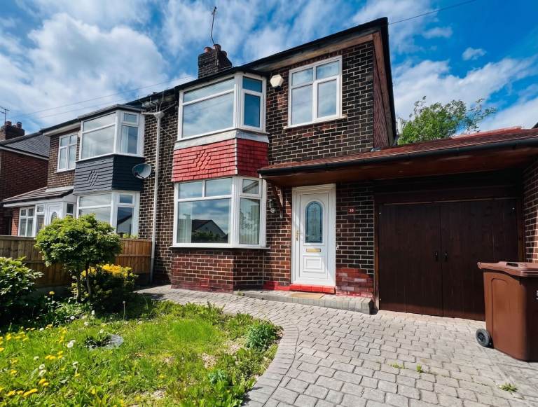 Spacious 3-Bedroom House in Salford – M5 5JN