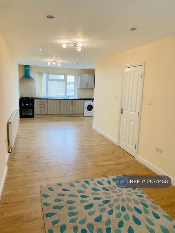 3 bedroom flat in Edinburgh Drive, Ickenham, Uxbridge, UB10 (3 bed) (#2870488)