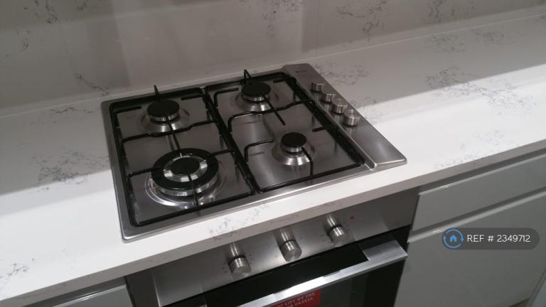 2 bedroom flat in Amesbury Road, Hounslow, TW13 (2 bed) (#2349712)