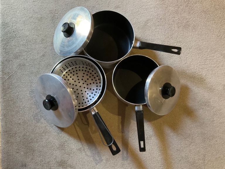 Set of 3 Swan Saucepans with Lids and Chip Fryer Insert – Good Condition