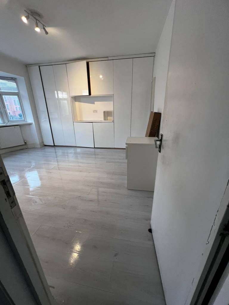 Large Double Room to rent in East Acton.DSS,single/couple,Working professional,850 pm incl bill