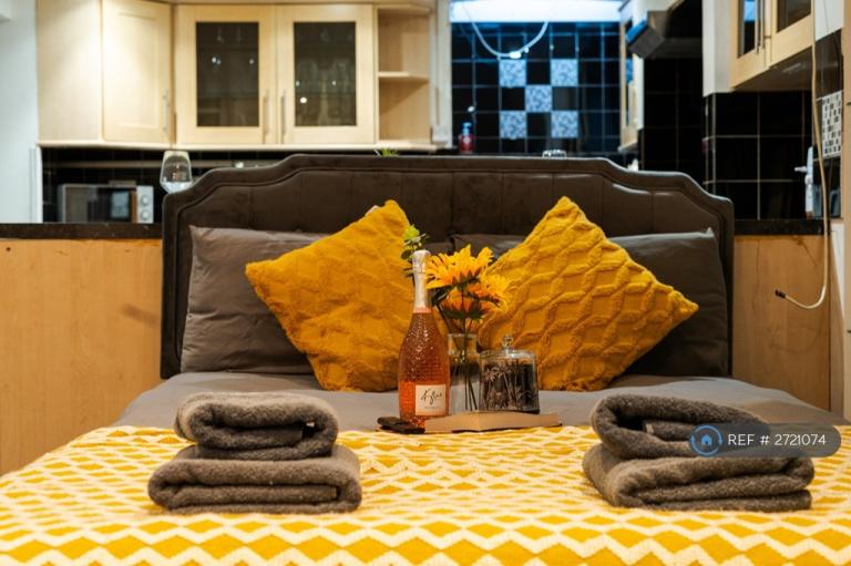 Studio flat in Pains Road, Southsea, PO5 (#2721074)