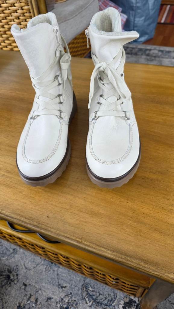 Cream Winter Boots with Faux Fur Lining by Gabor – As New Condition size 6.5