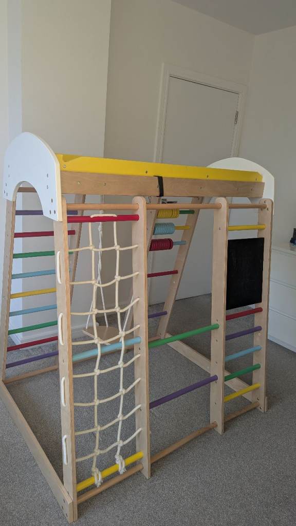 Indoors wooden climbing frame 