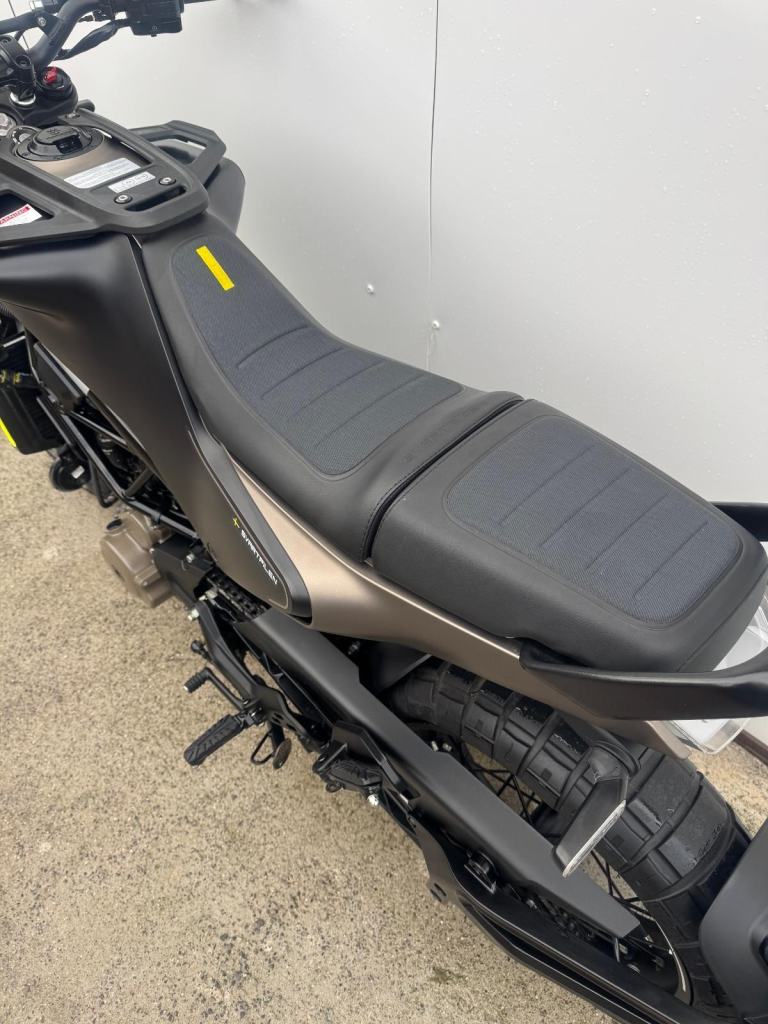 Husqvarna SVARTPILEN 401 2022, AKRAPOVIC