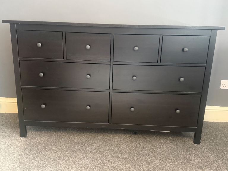 Black chest of drawers 