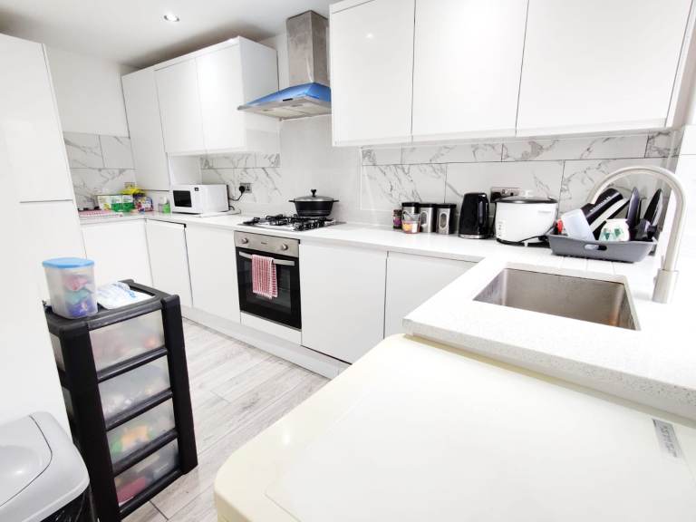 2 BED FLAT TO LET IN EPSOM