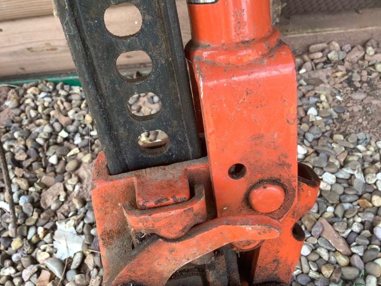 Jackal pillar jack for tractor, landrover, military vehicle etc