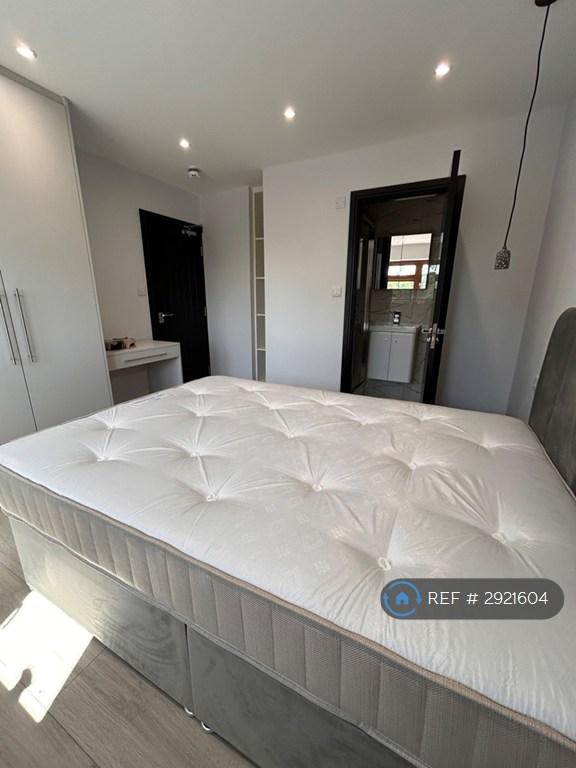 1 bedroom in Victoria Court, Feltham, TW14 (#2921604)