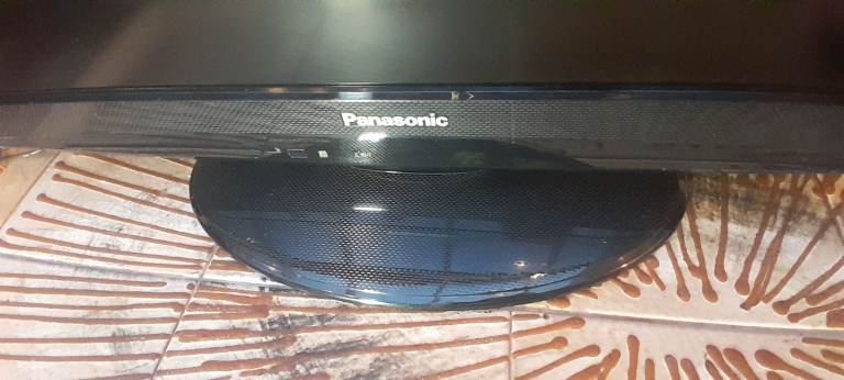 Panasonic Viera 26-inch HD LCD TV (TX-L26X20B) with Remote - Working Order