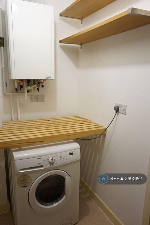 2 bedroom flat in Verona House, Mitcham, CR4 (2 bed) (#2690152)