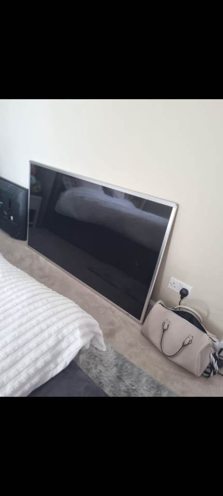 65 inch goodmans SMART TV (SPARES OR REPAIRS) 