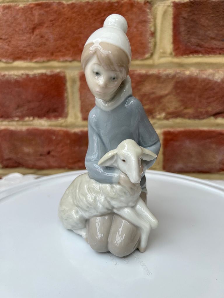 Shepherd Boy with Lamb (Lladro figurine #4676)