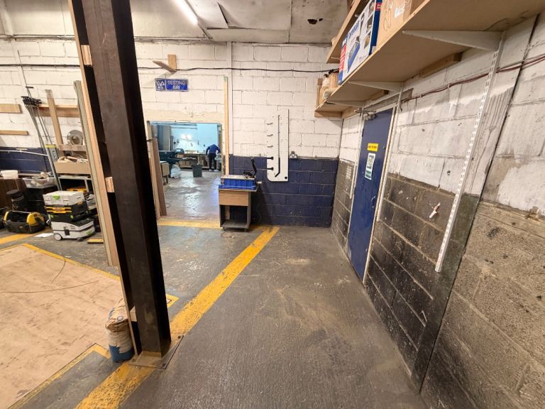 Workshop bench space to rent in Mitcham CR4