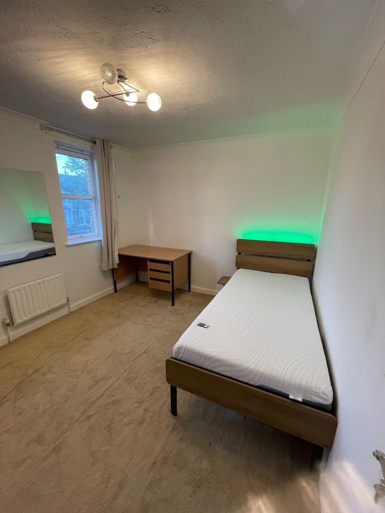 Furnished double room for single person- Walthamstow Central- bills included 