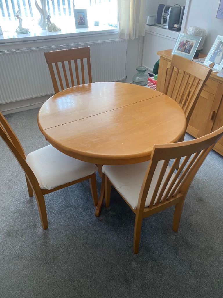 DINING TABLE WITH 4 CHARIS £40