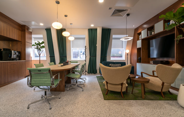 Manchester - M24JB \ Extra-Large Office with Space for Up to 15 Desks