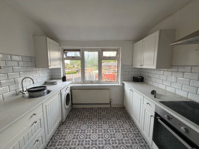 2 bedroom 1st floor flat (BILLS INCLUDED)