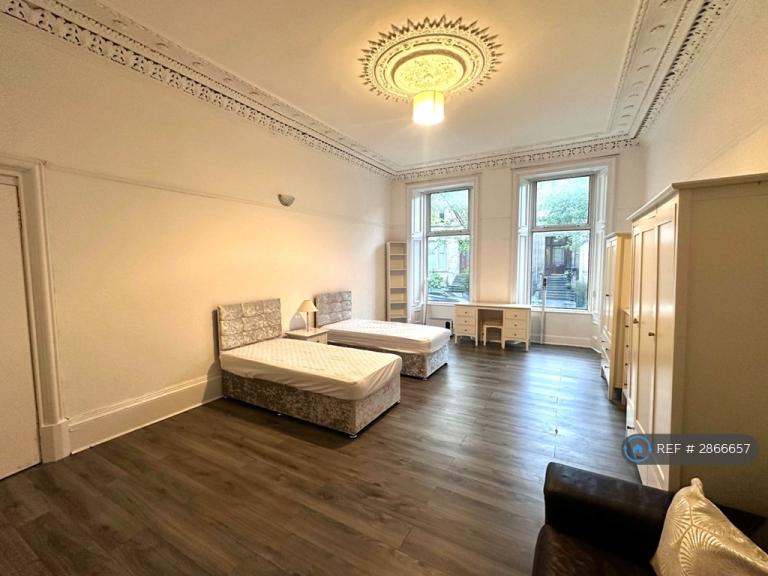 4 bedroom flat in Cecil St, Glasgow, G12 (4 bed) (#2866657)