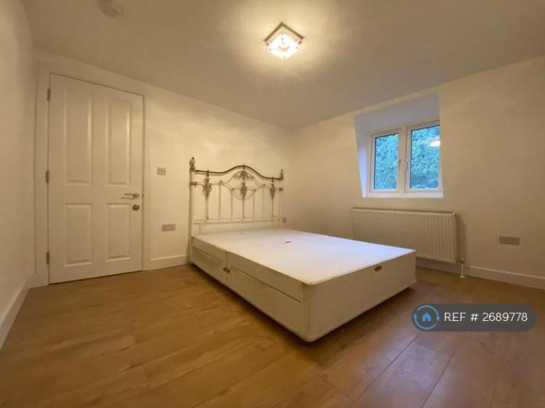 1 bedroom flat in London, London, SE18 (1 bed) (#2689778)