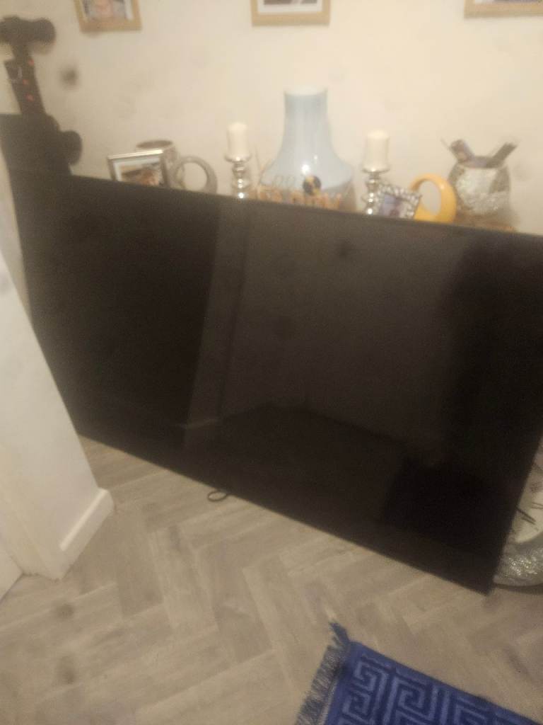 75 inch samsung tv SPARE OR REPAIRS 