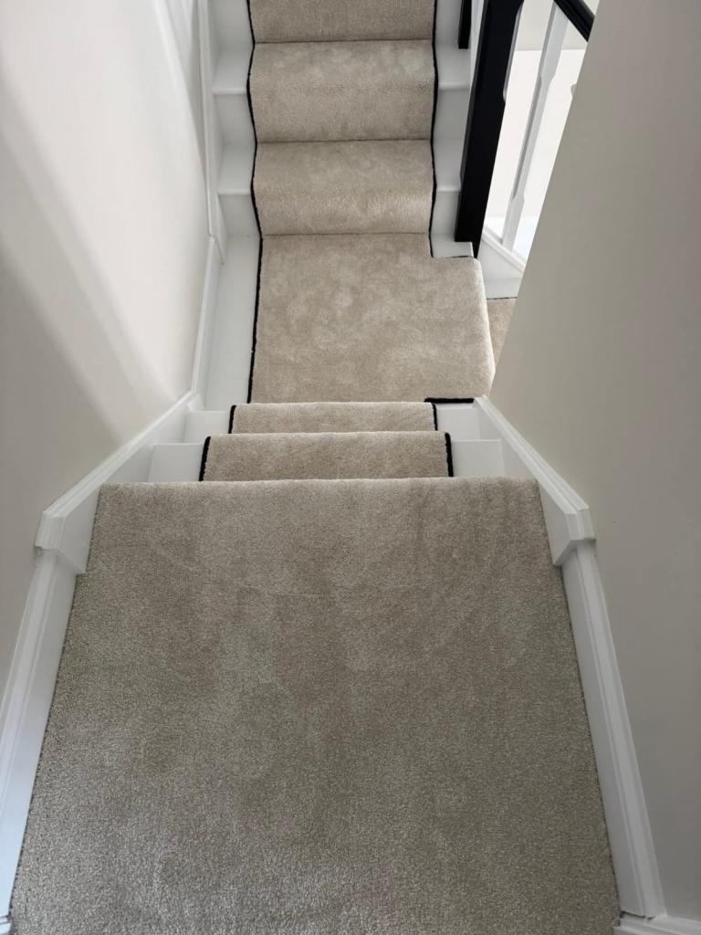 Carpet fitting and floor laminate 