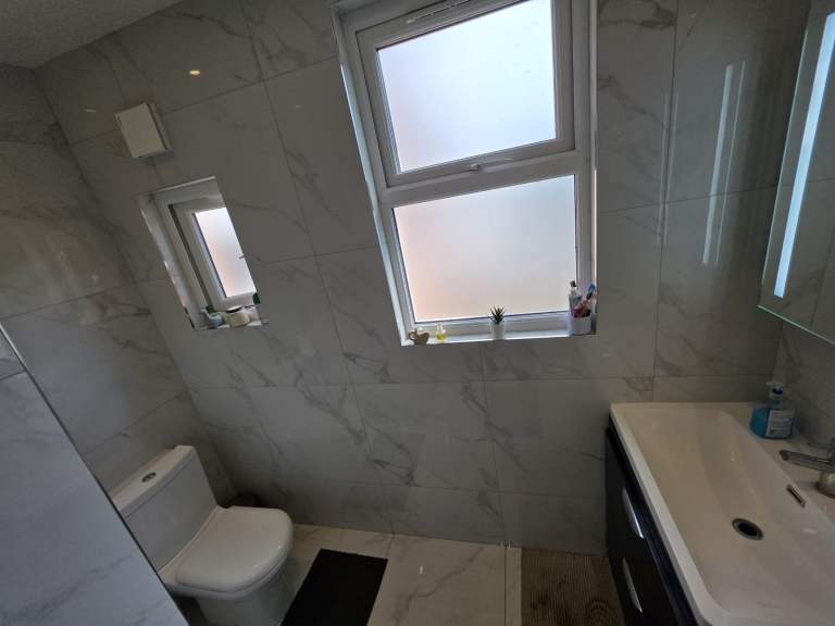 BRIGHT 3 BEDROOM 1ST FLOOR FLAT WITH PARKING EDGWARE  