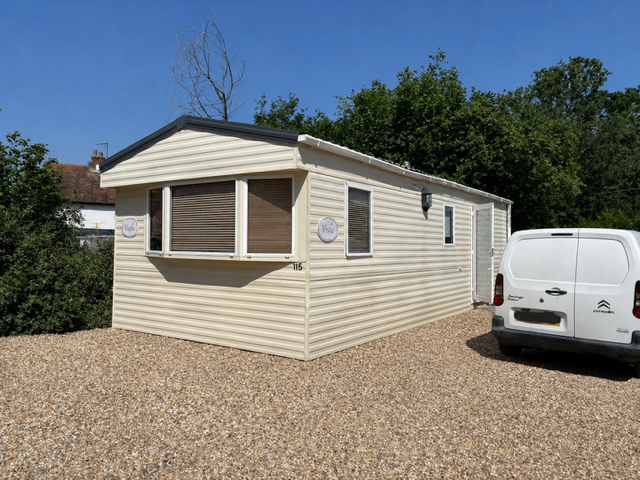 This well-presented 2 bedroom static mobile home