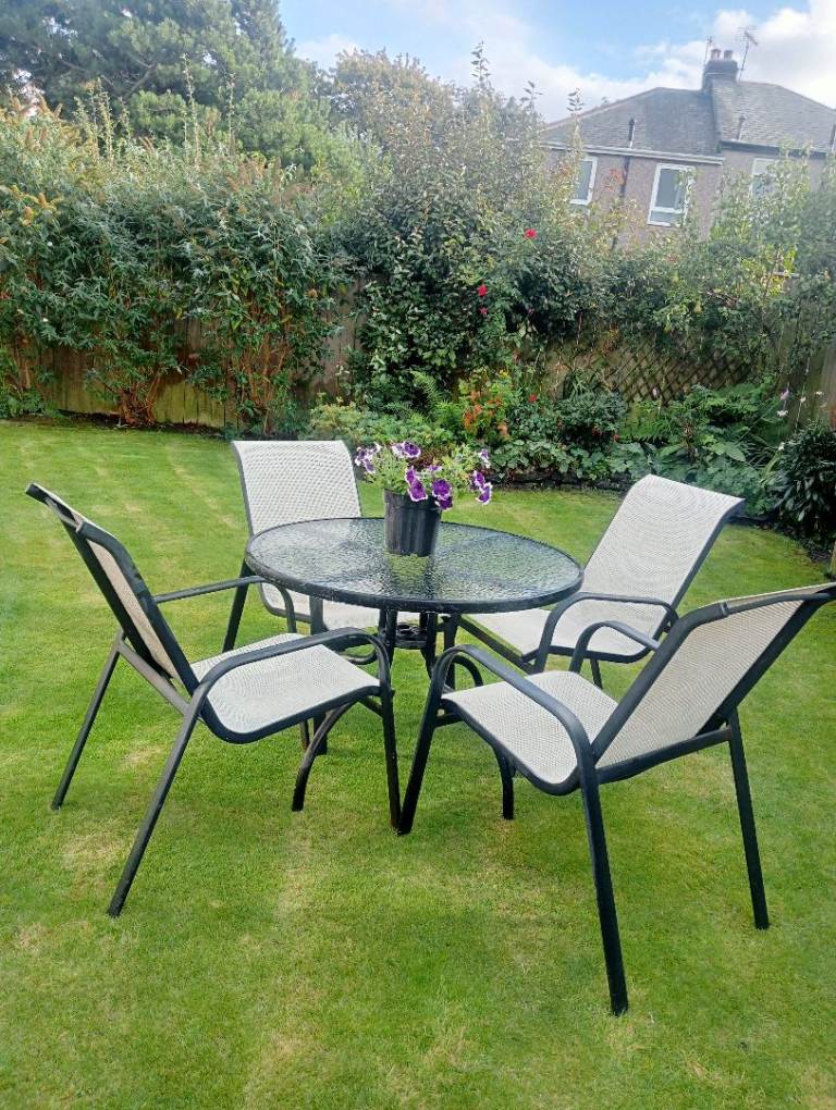 Garden Table and 4 Chairs Set – Good Condition