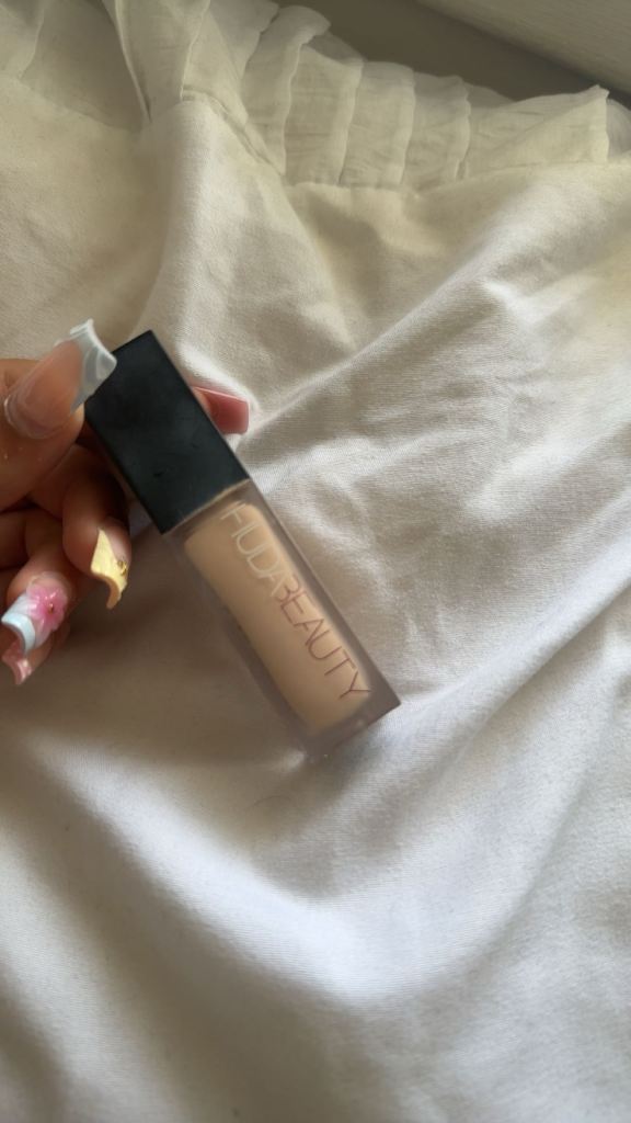 HUDA BEAUTY Fauxfilter Concealer in Marshmallow (1.2N)
