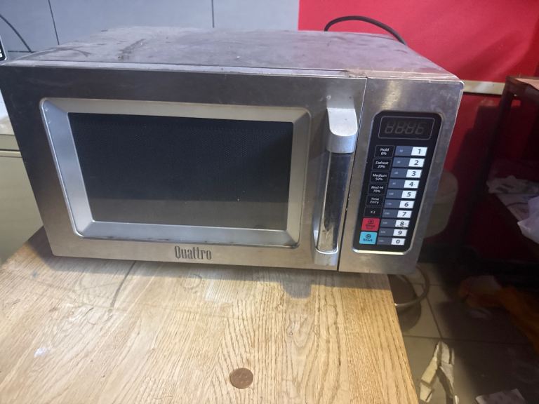 Quattro Commercial Microwave Oven – Silver, Fair Condition
