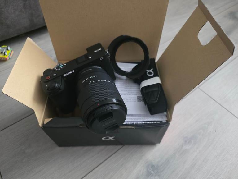 Sony Alpha A6700 kit 18-135 sony lens , VERY LOW shutter count.