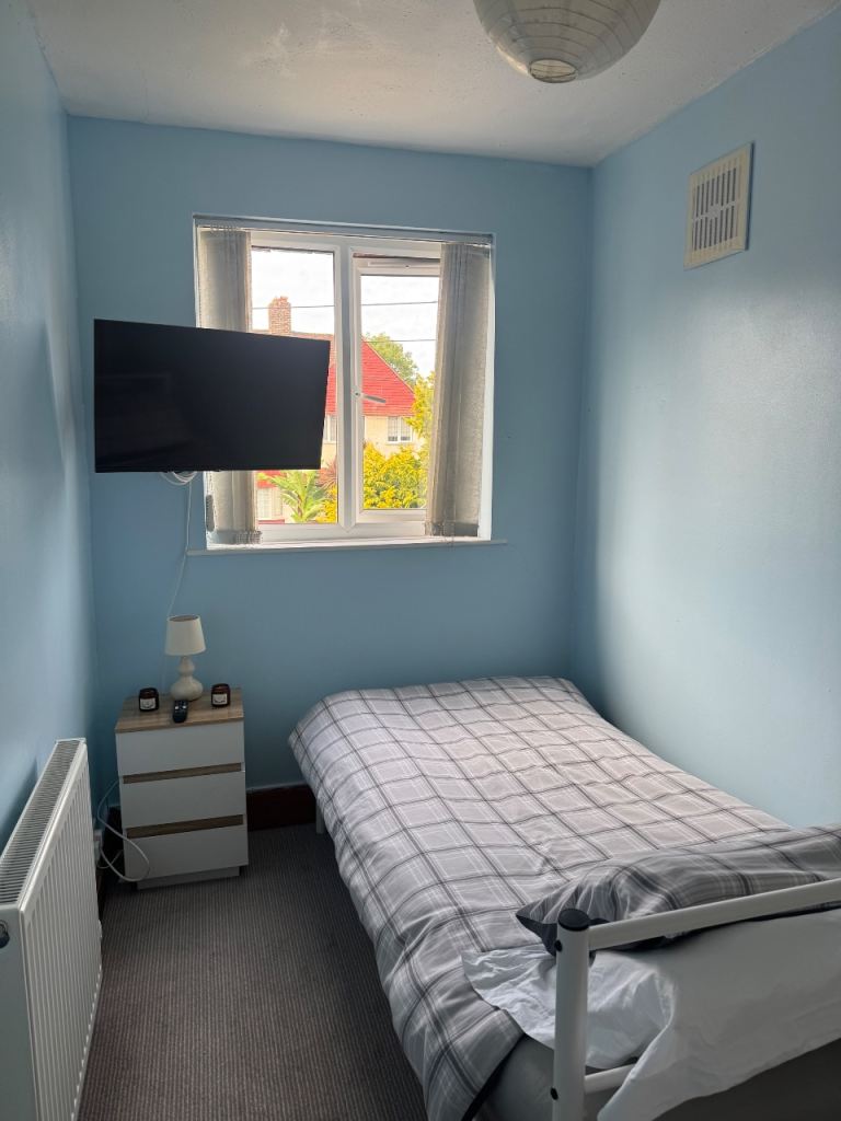 Single room for rent available in 4 bedroom house on Catford 