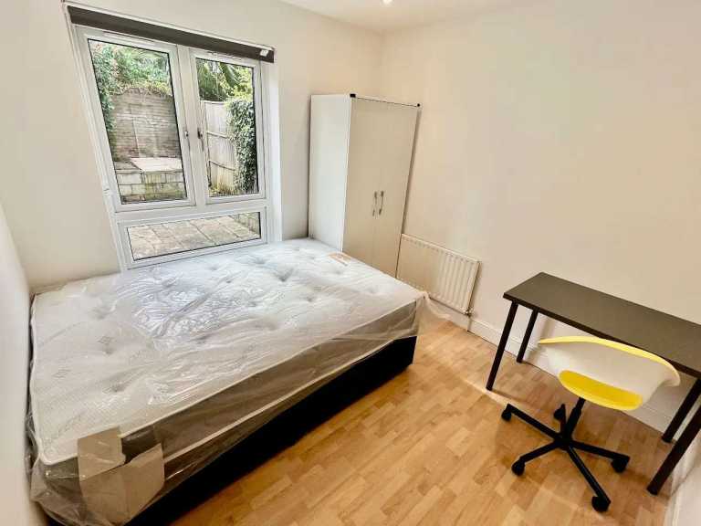 ⭐ LARGE SINGLE ROOM IN ILFORD — MOVE IN NOW 🛏️