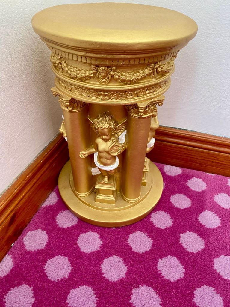 Pillar display gold like new cherubs