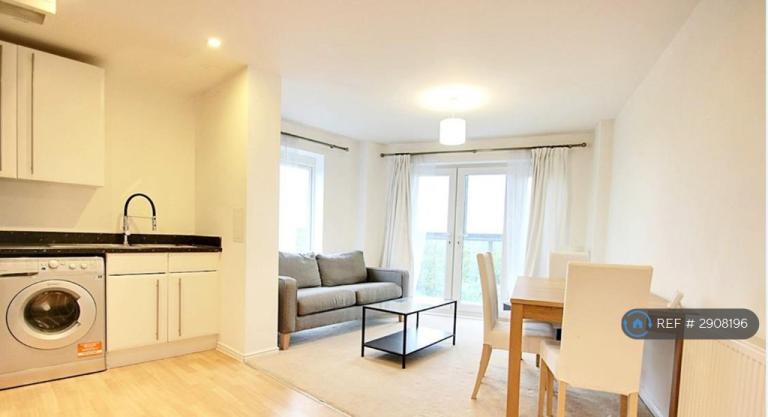 2 bedroom flat in Kittiwake House, Slough, SL1 (2 bed) (#2908196)