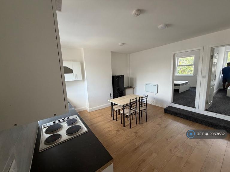 2 bedroom flat in Dagenham, Dagenham, RM8 (2 bed) (#2983632)