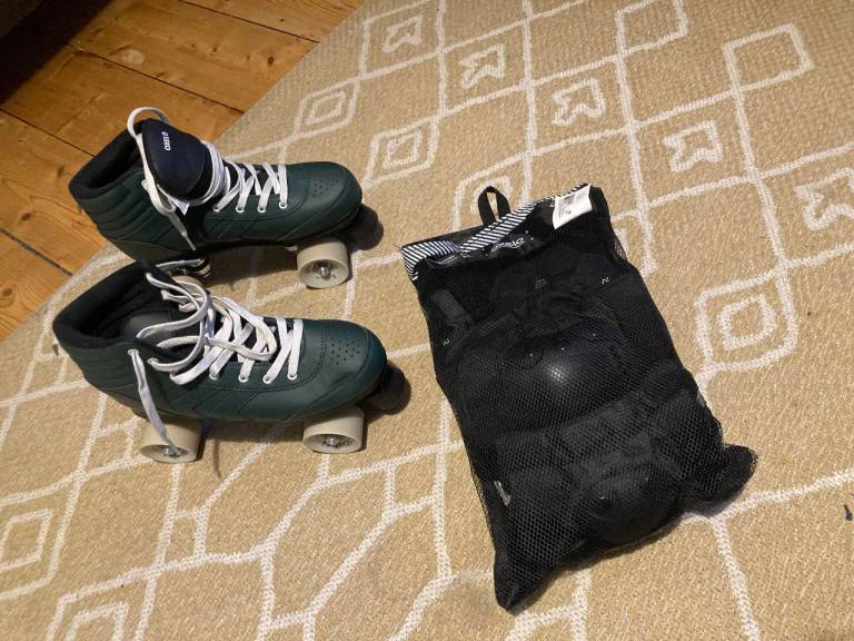 Adult Quad Roller Skates (Green) + Full Protection Set – UK 8.5 / EU 43