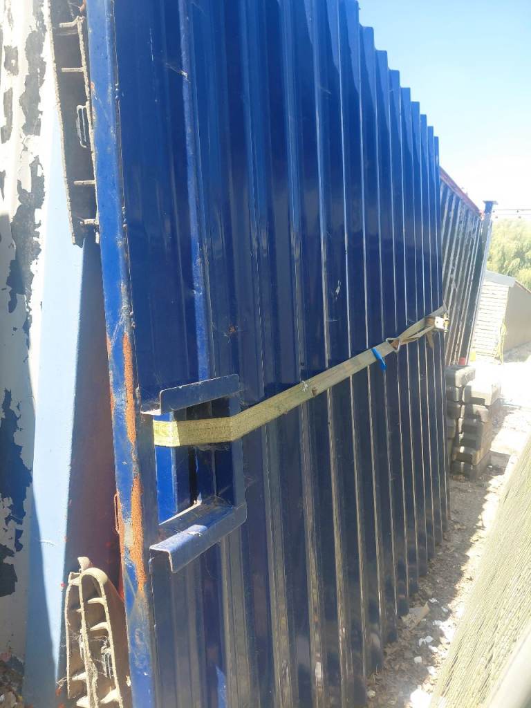 Metal site gate