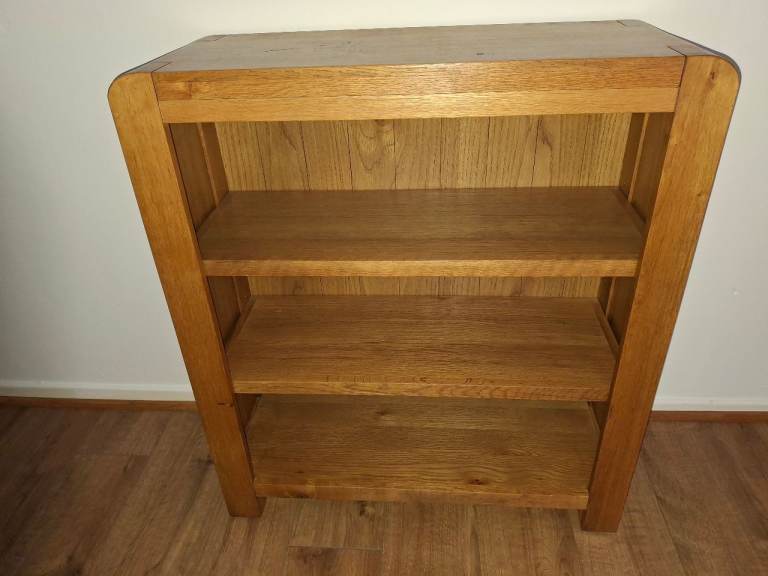 ROMSEY Solid oak bookcase.