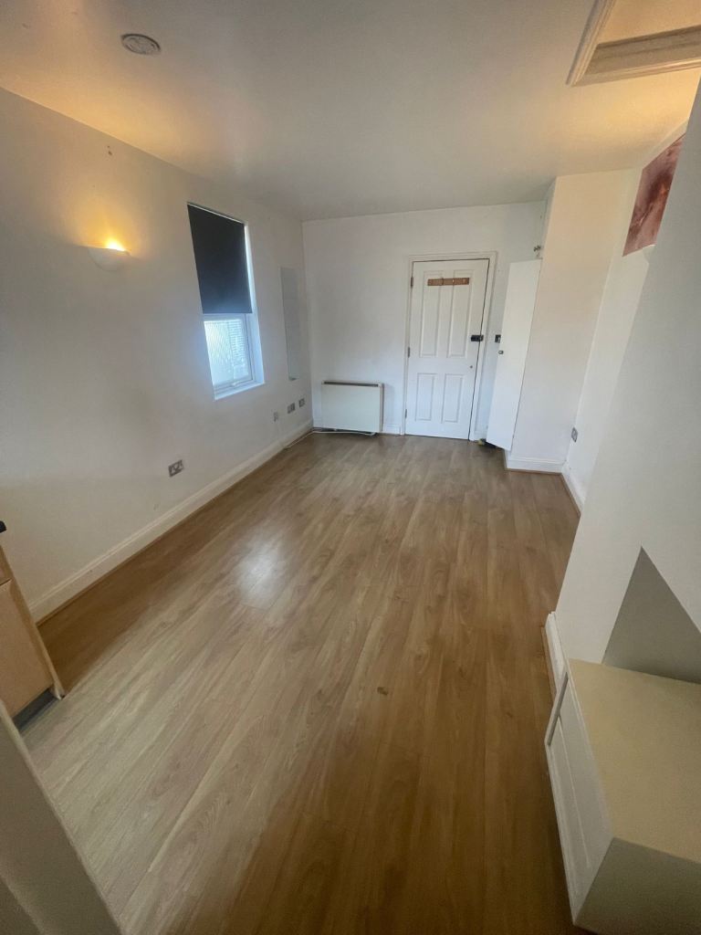 Studio Flat in strood high street- newly refurbished Flat