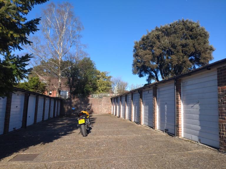Garage To Rent: Guildford 